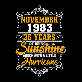 1983 Születésnap - Napfény egy kis hurrikánnal!-Férfi V-nyakú póló